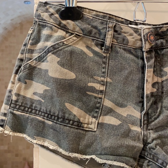Forever 21 camouflage shorts - Picture 3 of 3